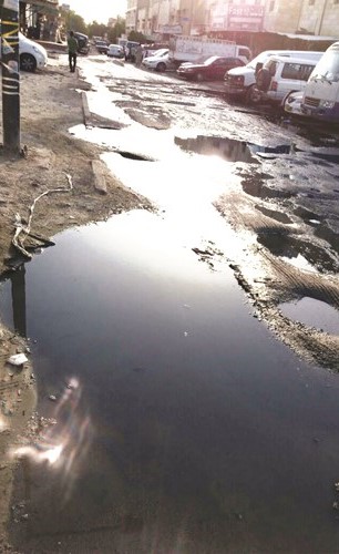 مياه الصرف الصحي في شوارع المنطقة ﻿