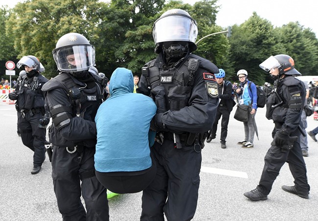 ألمانيا: متظاهرو قمة مجموعة العشرين يستهدفون مروحية بقذيفة ضوئية