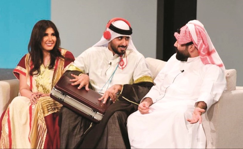  ومع عبدالعزيز النصار ومحمد الرمضان في مشهد آخر من المسرحية﻿