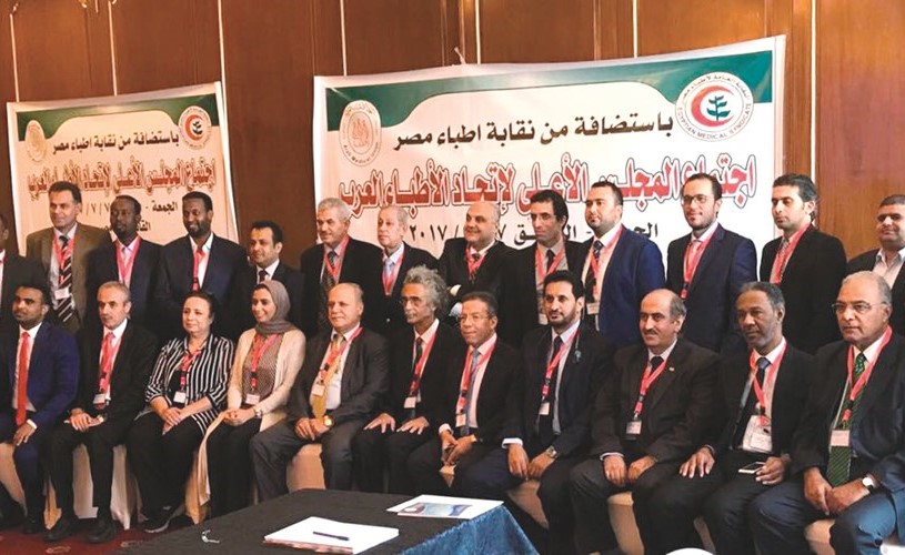 د.محمد المطيري يتوسط أطباء العرب﻿