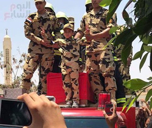 بالفيديو.. " الأنباء " تنشر قصيدة الشهيد المصري " أحمد المنسي.. ورد فعل ابنه ذي الـ9 أعوام !