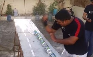 بالفيديو.. باكستاني يسحق 29 علبة شراب بيده في 30 ثانية