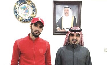 الشيخ تركي اليوسف مع ديب في لقطة أرشيفية من بداية التعاقد﻿