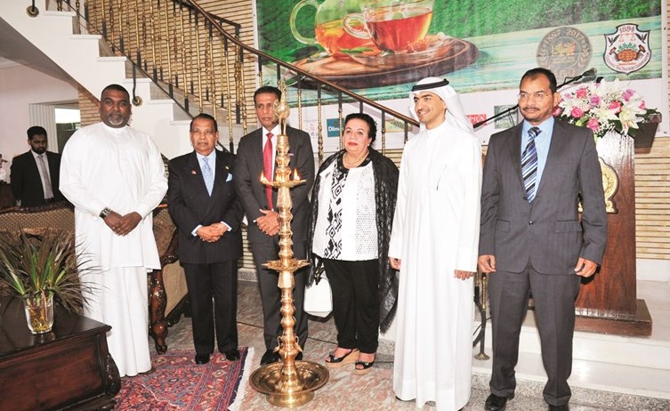السفير السريلانكي كانديبان بالا وعدد من المشاركين(زين علام)﻿