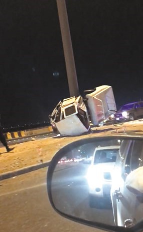 المركبة المسروقة وقد التفت على عمود الإنارة﻿