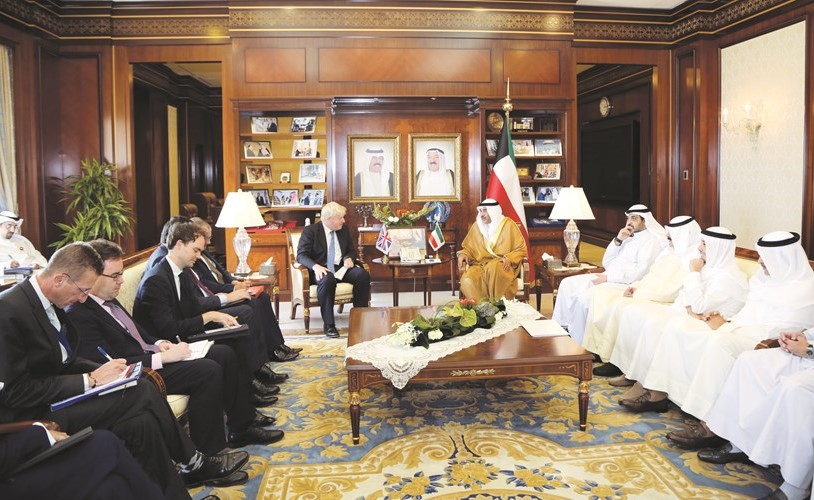 الشيخ صباح الخالد خلال لقائه بوريس جونسون بحضور الشيخ محمد العبدالله وخالد الجارالله والسفير الشيخ د.أحمد ناصر المحمد﻿