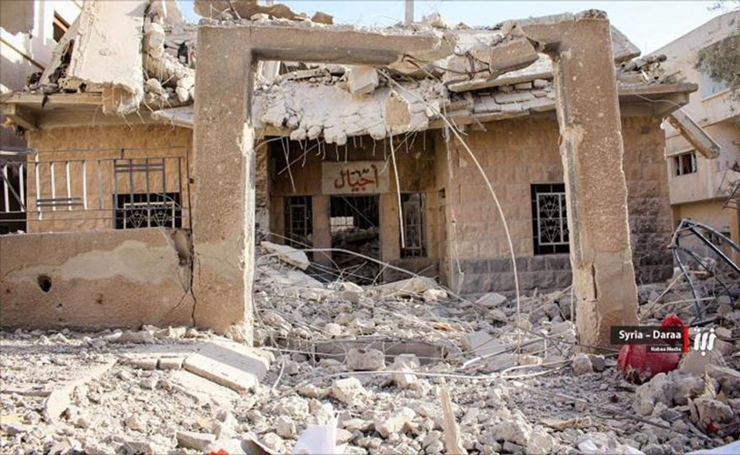 جانب من الدمار الذي خلفته الغارات على مناطق في درعا(انترنت) ﻿