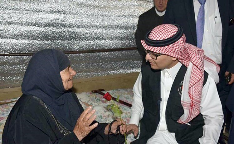 القائم بالأعمال في السفارة السعودية في لبنان وليد البخاري خلال زيارته مخيمات اللاجئين السوريين في عكار(محمود الطويل)﻿
