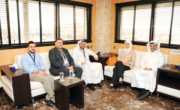 رئيس التحرير الزميل يوسف خالد المرزوق مستقبلا الرئيس التنفيذي في «زين الكويت» إيمان الروضان والمدير التنفيذي للعلاقات والاتصالات وليد الخشتي بحضور مدير إدارة المبيعات والتسويق الزميل فريد سلوم ومدير إدارة التحرير الزميل محمد بسام الحسيني                                              (فريال حماد)