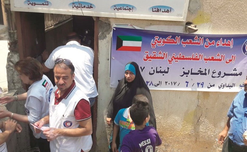 توزيع الخبز على اللاجئين الفلسطينيين في البداوي﻿