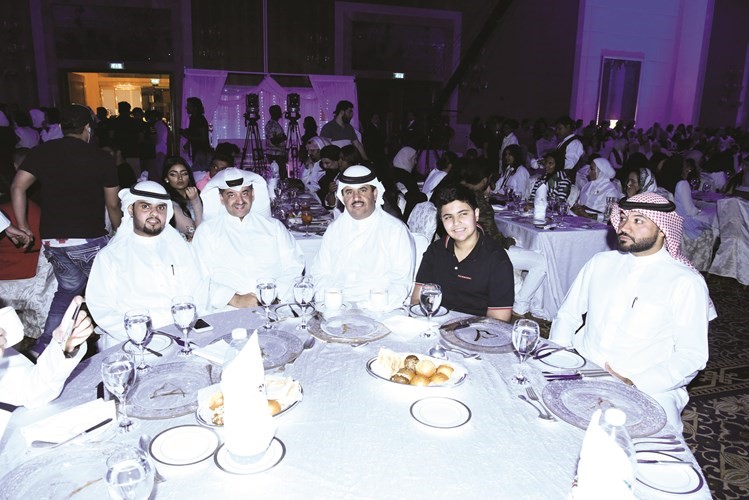 الشيخ دعيج الخليفة وابنه خليفة ووليد الخشتي أثناء الحفل﻿