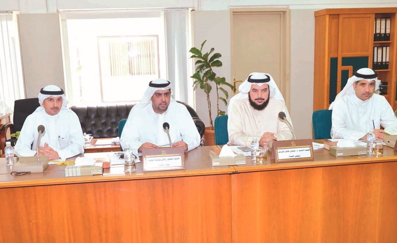 د.عودة الرويعي ود.جمعان الحربش وراكان النصف وعبدالوهاب البابطين خلال اجتماع اللجنة﻿