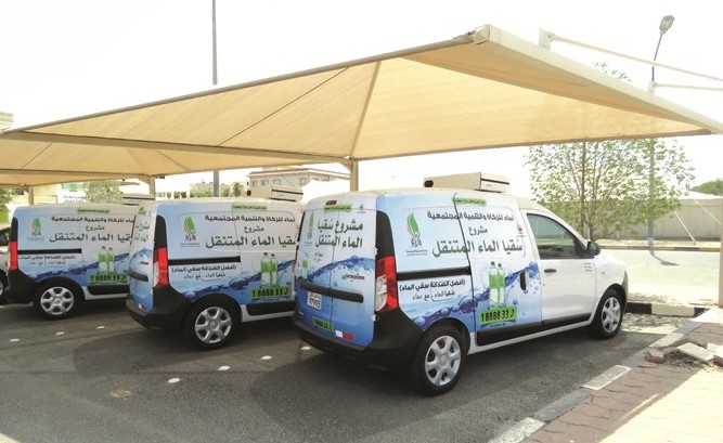 عربات المياه جاهزة لتوزيع الماء البارد على المستفيدين﻿