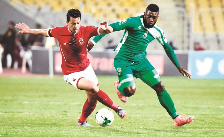 مهاجم الاهلي عمرو جمال يحاول المرور من لاعب القطن باول سيرجي 	(أ.ف.پ) ﻿