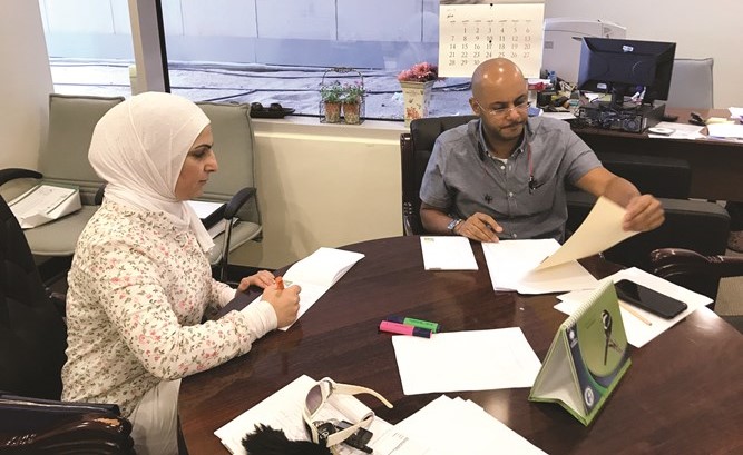 د.عبدالله الزيدان متحدثا الى الزميلة دارين العلي ﻿