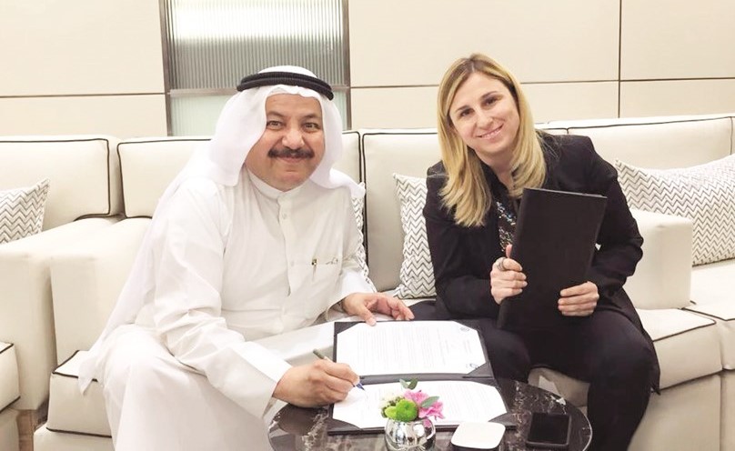 إبرو أوزدامي ود.عبداللطيف الخليفي خلال توقيع الاتفاقية﻿