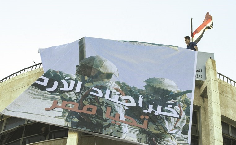 لوحة تشيد بتضحيات القوات المسلحة المصرية على أحد المنازل الفلسطينية في قطاع غزة أول من أمس		(أ.ف.پ)﻿
