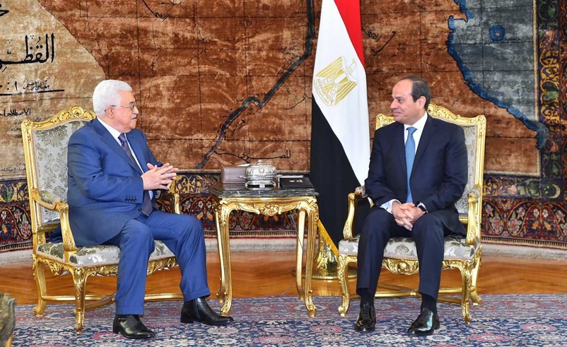 الرئيس عبدالفتاح السيسي مستقبلا نظيره الفلسطيني محمود عباس في قصر الاتحادية امس ﻿