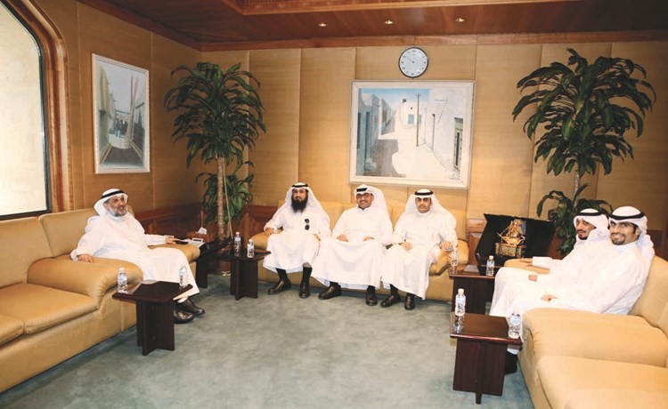 م.عبدالرحمن المطوع خلال لقائه وفد جمعية المهندسين﻿