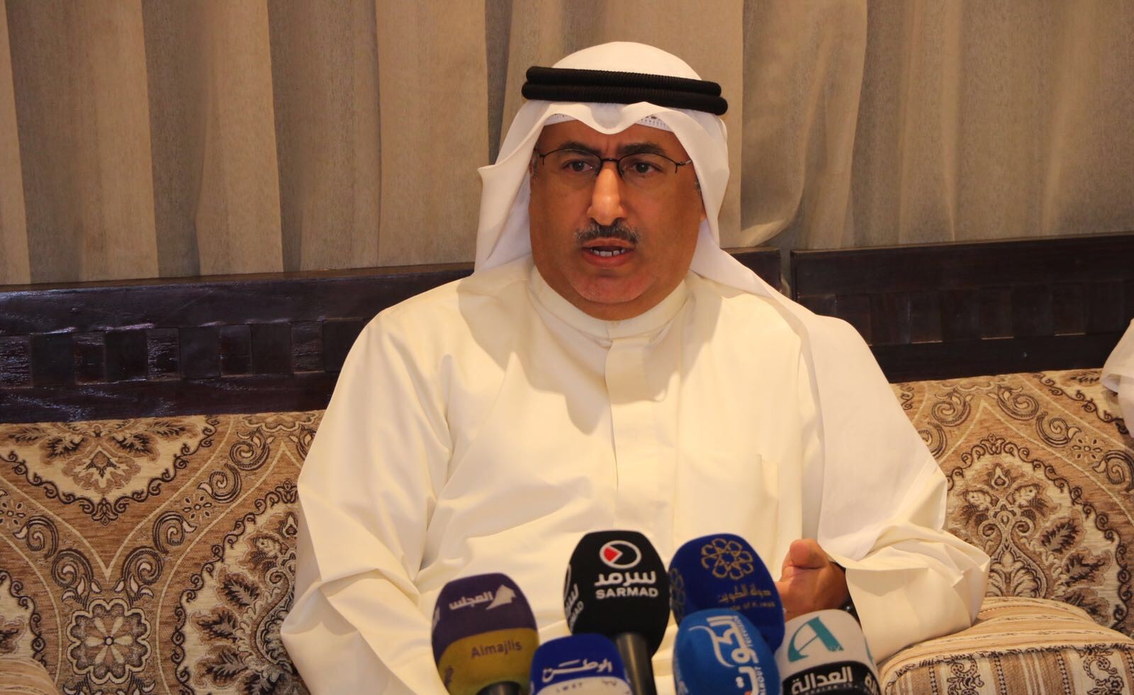الفارس يطمئن أهالي منطقة الأحمدي حول قرار "النشمي"