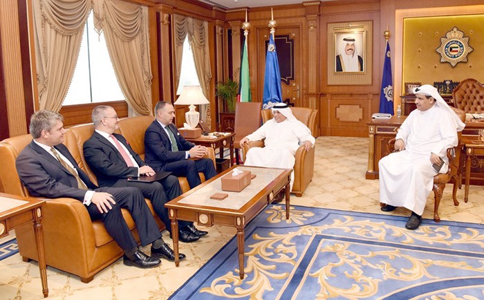 وزير الداخلية الشيخ خالد الجراح مستقبلا مستشار الأمن القومي البريطاني