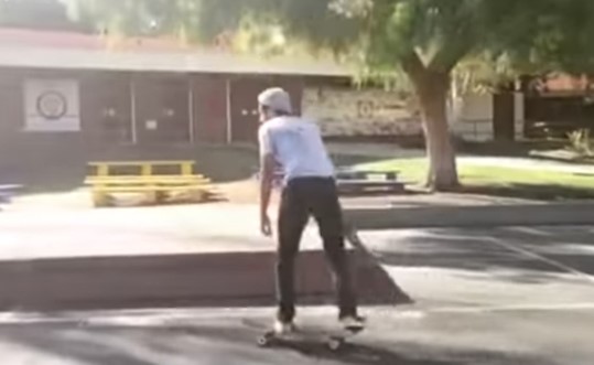 بالفيديو.. شاب يتعرض لموقف محرج أمام أصدقائه
