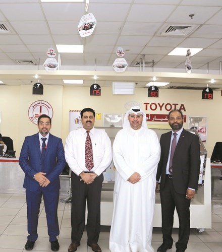 عبدالعزيز أشكناني وفريق عمل الشركة﻿
