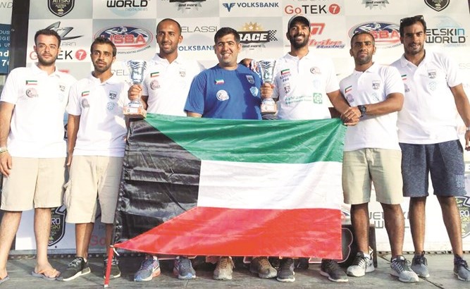  ابطال المنتخب الوطني على منصة التتويج﻿