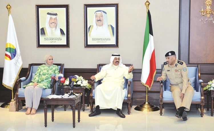 الفريق أول م. الشيخ أحمد النواف متحدثا عن أهمية تسريع إنجاز المشاريع التنموية بمتابعة من م.عواطف الغنيم واللواء فهد الشويع﻿