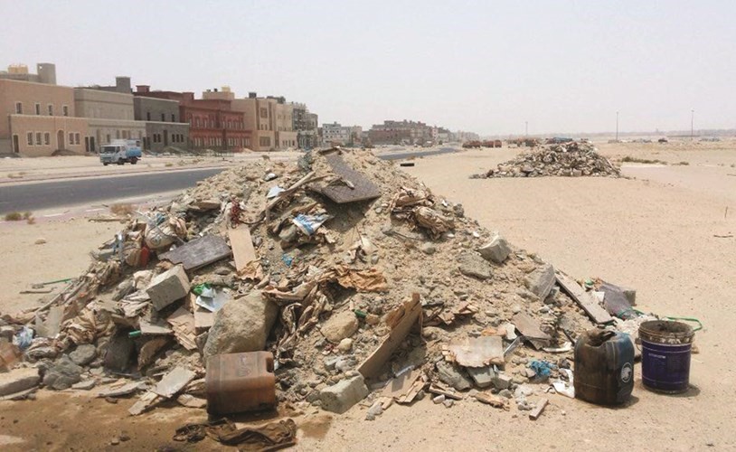 جانب من رمي المخلفات والأنقاض في شوارع المدينة﻿
