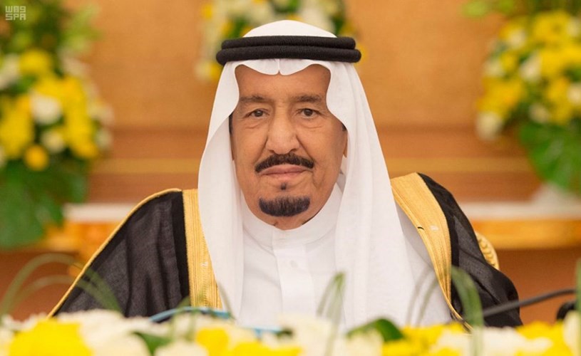 خادم الحرمين الشريفين الملك سلمان بن عبدالعزيز خلال ترؤسه جلسة مجلس الوزراء أمس					(واس) ﻿