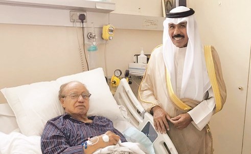 سمو ولي العهد الشيخ نواف الأحمد خلال زيارته إلى النائب السابق عبدالله النيباري في المستشفى﻿