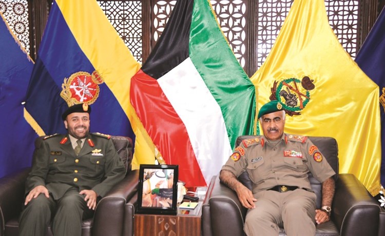 الفريق الركن محمد الخضر مستقبلا العقيد الركن أحمد سيف الكعبي ﻿