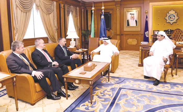  الشيخ خالد الجراح ومارك سيدويل ويبدو اللواء عصام النهام خلال المباحثات ﻿