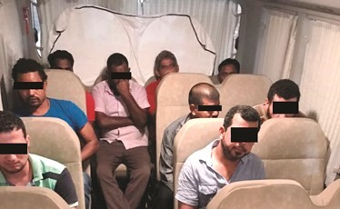 عدد من المخالفين في حملة على مقاهي أسواق القرين﻿