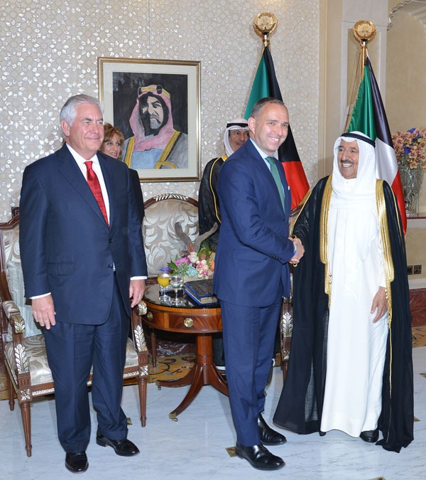 صاحب السمو الأمير الشيخ صباح الأحمد مصافحا مستشار الأمن القومي البريطاني مارك سيدويل ويبدو  وزير الخارجية الأميركي ريكس تيلرسون