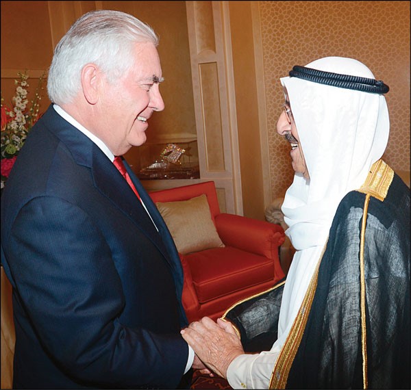 صاحب السمو الأمير الشيخ صباح الأحمد مصافحا وزير الخارجية الأميركي ريكس تيلرسون