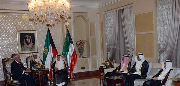 صاحب السمو الأمير مستقبلا وزير الخارجية الأميركي بحضور سمو ولي العهد الشيخ نواف الأحمد والشيخ صباح الخالد ويبدو المستشار محمد شرار والشيخ محمد العبدالله وخالد الجارالله والسفير أحمد فهد الفهد 