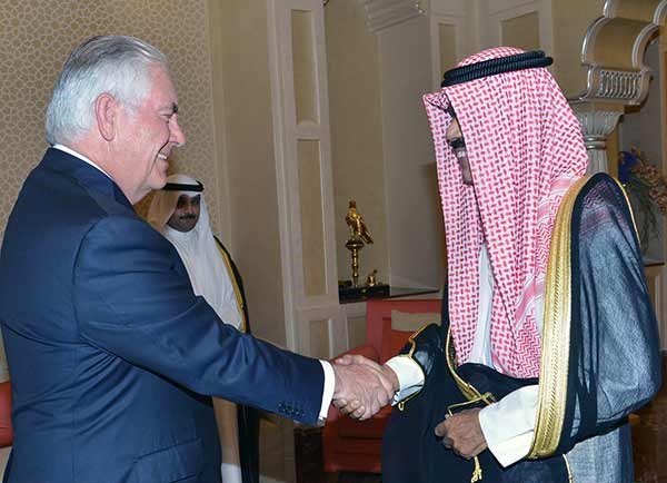 سمو ولي العهد الشيخ نواف الأحمد مصافحا وزير الخارجية الأميركي
