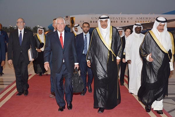 الشيخ صباح الخالد مستقبلا وزير الخارجية الأمريكي ريكس تيلرسون في المطار