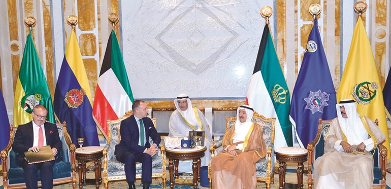 صاحب السمو الأمير الشيخ صباح الأحمد لدى استقباله مستشار الأمن القومي البريطاني مارك سيدويل بحضور سمو ولي العهد الشيخ نواف الأحمد والسفير البريطاني ﻿