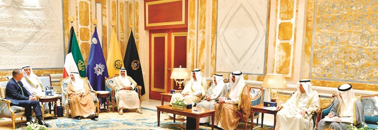 صاحب السمو الأمير الشيخ صباح الأحمد مستقبلا مستشار الأمن القومي بالمملكة المتحدة مارك سيدويل بحضور سمو ولي العهد الشيخ نواف الأحمد ﻿﻿والشيخ صباح الخالد ومحمد شرار والشيخ محمد العبدالله وأحمد فهد الفهد﻿