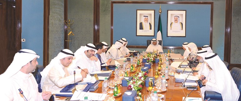رئيس الوزراء بالإنابة الشيخ صباح الخالد مترئسا اجتماع مجلس الوزراء أمس ﻿