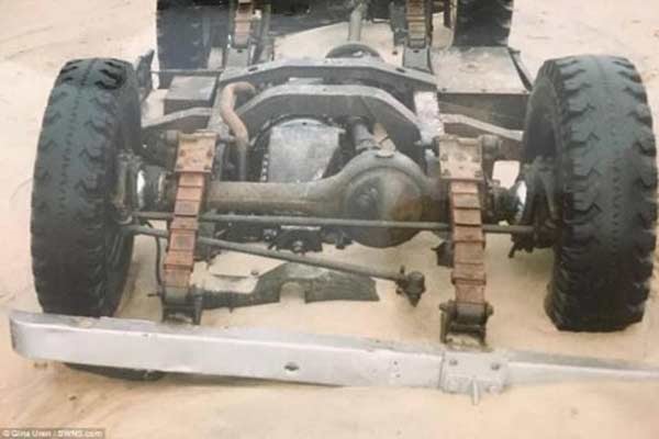 بالصور.. العثور على سيارة مدفونة في الشاطئ بعد 30 عامًا من اختفائها
