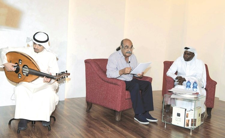 قاسم حداد أمتع الحضور على أنغام عازف العود أحمد الراشد ويبدو الشاعر مسفر الدوسري ﻿