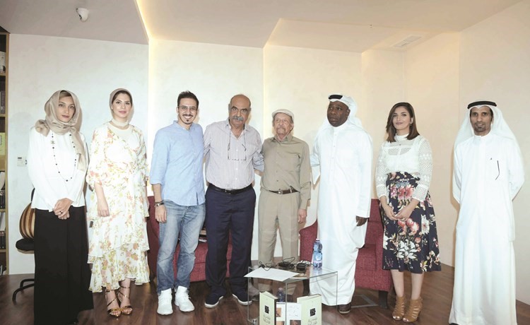 قاسم حداد وإسماعيل فهد إسماعيل ومسفر الدوسري وعبدالله فلاح ومها الحساوي مع أعضاء الملتقى	(محمد هاشم)﻿