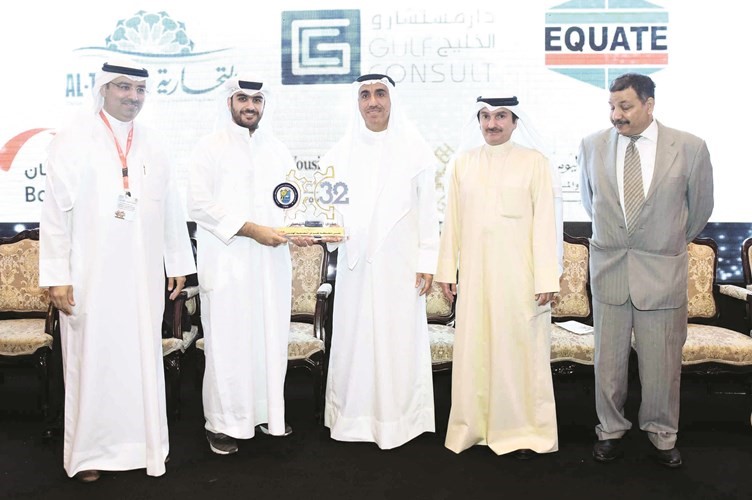 الشركة التجارية العقارية تدعم مشاريع تخرج طلبة كلية الهندسة والبترول