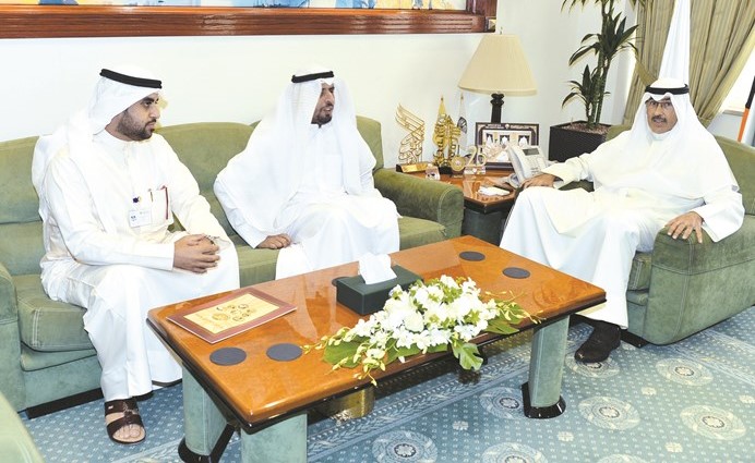 الشيخ فواز الخالد مستقبلا وفد جمعية المكفوفين الكويتية﻿