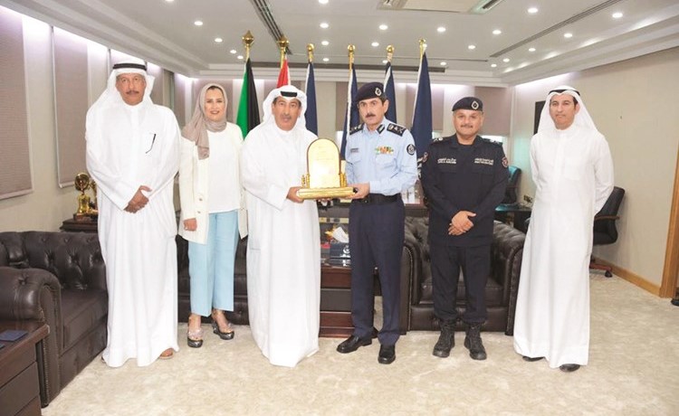 الفريق خالد المكراد يتسلم درعا تكريمية من وليد الشريعان﻿