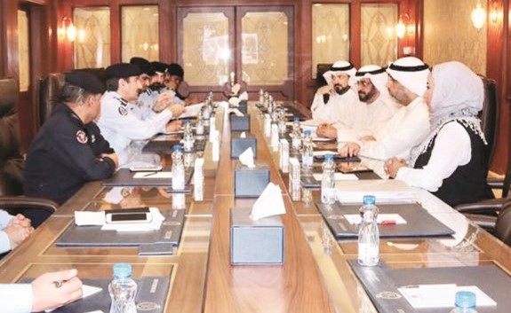 الفريق المكراد خلال الاجتماع مع ممثلي هيئتي الصناعة والبيئة﻿